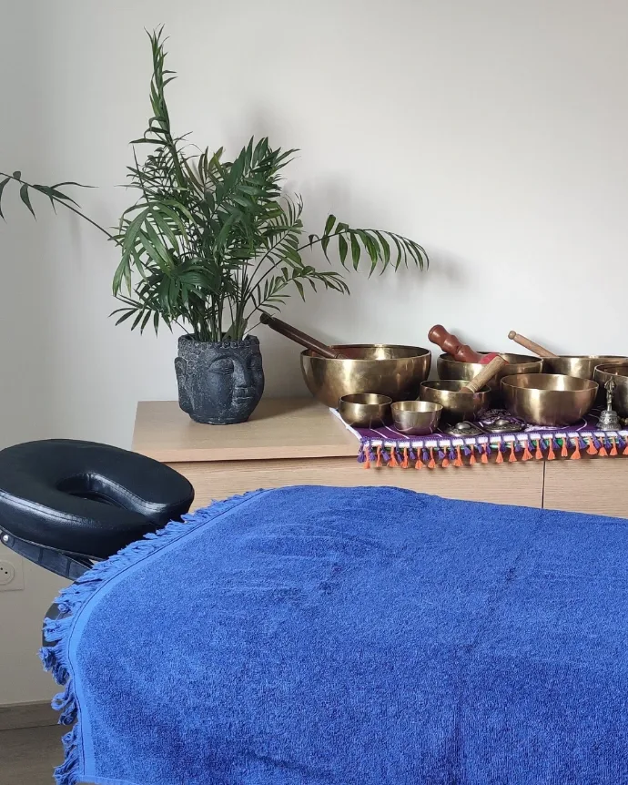Table de massage et bols tibétains prêts pour une séance